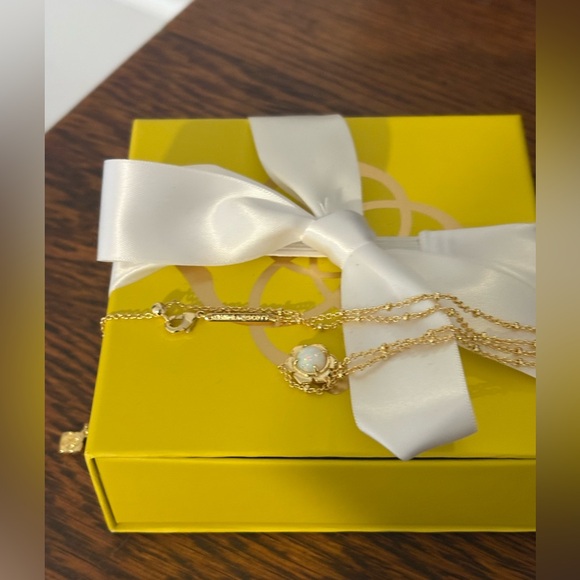 Kendra Scott Susie Gold Pendant Necklace in White Kyocera Opal - Picture 9 of 16